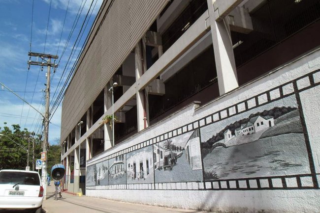 Fotos antigas de Mauá no muro do Afonso Paschotte Instituição de Ensino