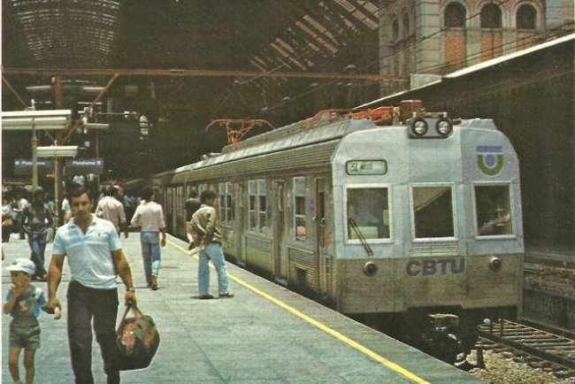 Trem sentido Mauá saindo da estação da Luz ano 1985