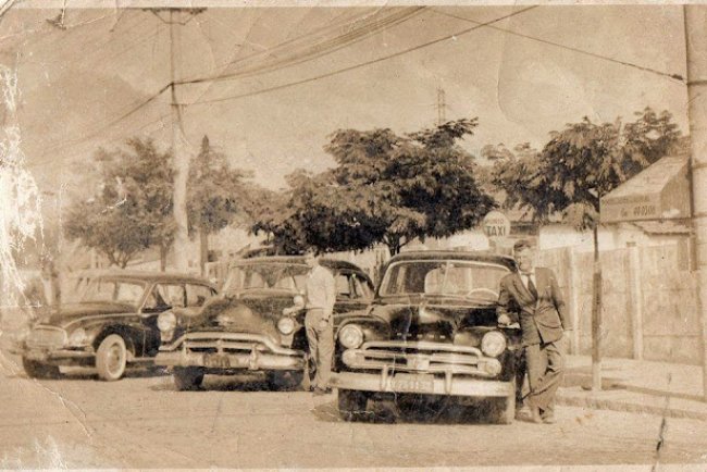 Ponto de Taxi n° 2 na Queiroz Pedroso, Mauá década de 196