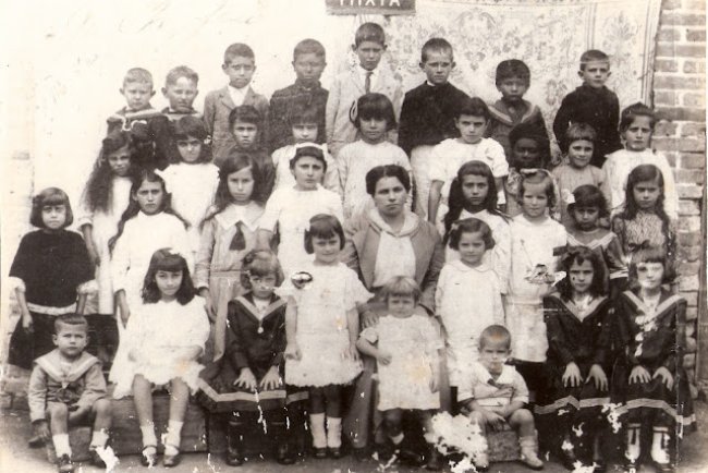 &quot;Escola Mixta&quot; da Estação do Pilar 1910