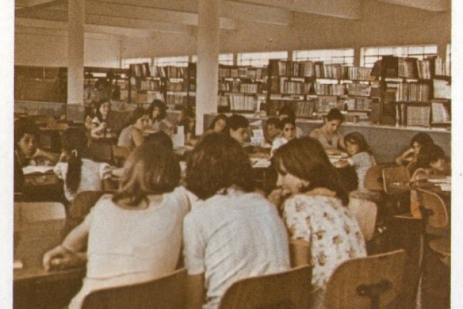 Interior da biblioteca na Rua Vitorino Dell 'Antonia. 1974