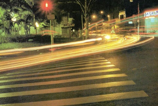 Foto noturna esquina da Praça da Paineira Centro de Mauá, 1989