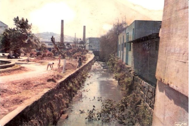 Trecho do rio que foi canalizado Praça 22 de novembro 1985