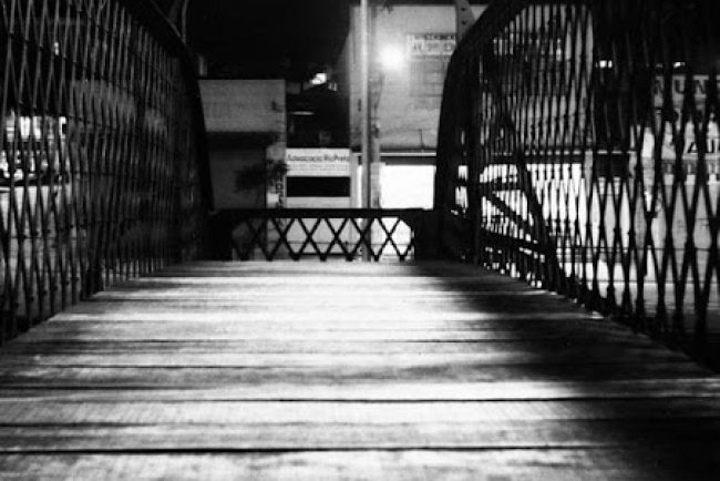 Antiga passarela no centro de Mauá em 1982 by Cido Ribeiro