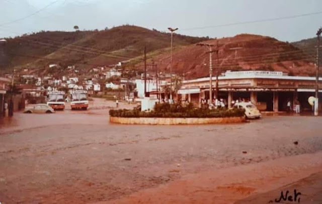 Terminal do ônibus no Jardim Zaira onde hoje é a feira de sábado