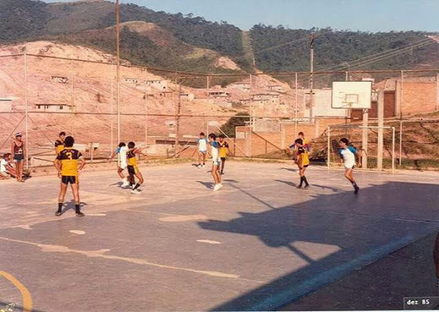 Futsal na quadra da Escola Olinda Furtado em 1985
