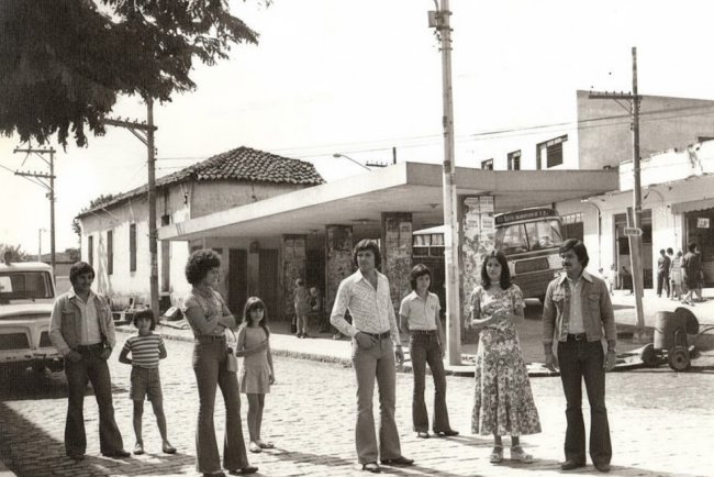 Brilho, Rebeldia e Boca de Sino: Descubra Como a Moda dos Anos 70 Mudou o Mundo!