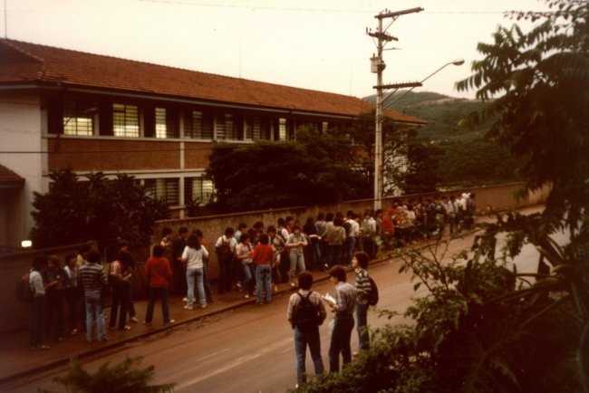 A vida de um adolescente na década de 1980: entre fitas cassete, calças jeans e sonhos analógicos
