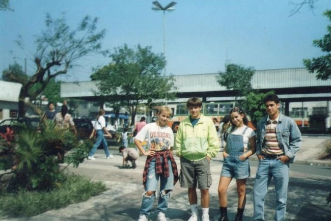 Moda dos anos 90: As cores que marcaram a década e como elas se diferenciam da estética atual