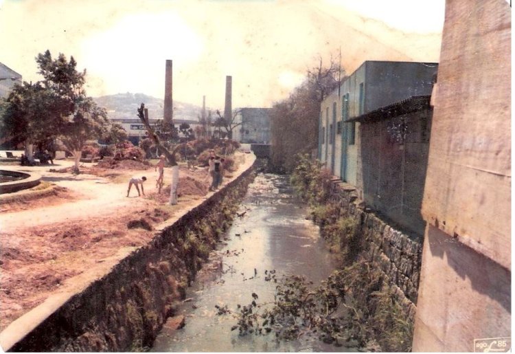 O rio que passa por baixo da Praça 22 de Novembro — Mauá, 1985