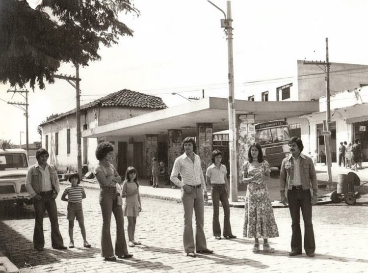 Brilho, Rebeldia e Boca de Sino: Descubra Como a Moda dos Anos 70 Mudou o Mundo!