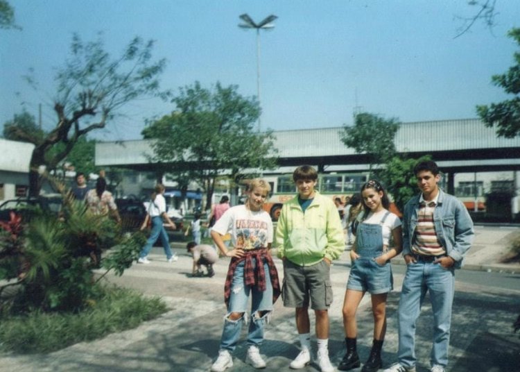 Moda dos anos 90: As cores que marcaram a década e como elas se diferenciam da estética atual