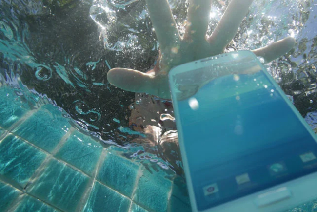 Seu celular caiu na água? O erro mais comum pode acabar com ele em segundos
